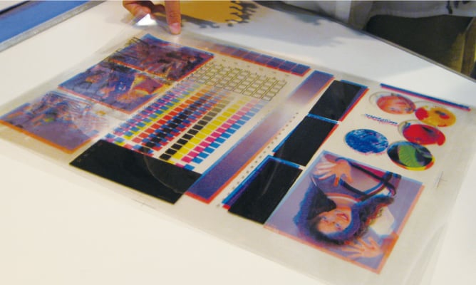 フィルムを使って、オフセット印刷のカラーの表現原理を体験。
