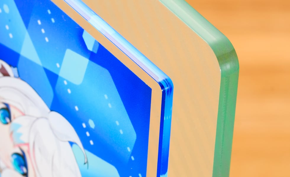 サイズに合わせて3mm厚、5mm厚の素材を採用。断面はアイスメルトカットで滑らかな仕上がりです。