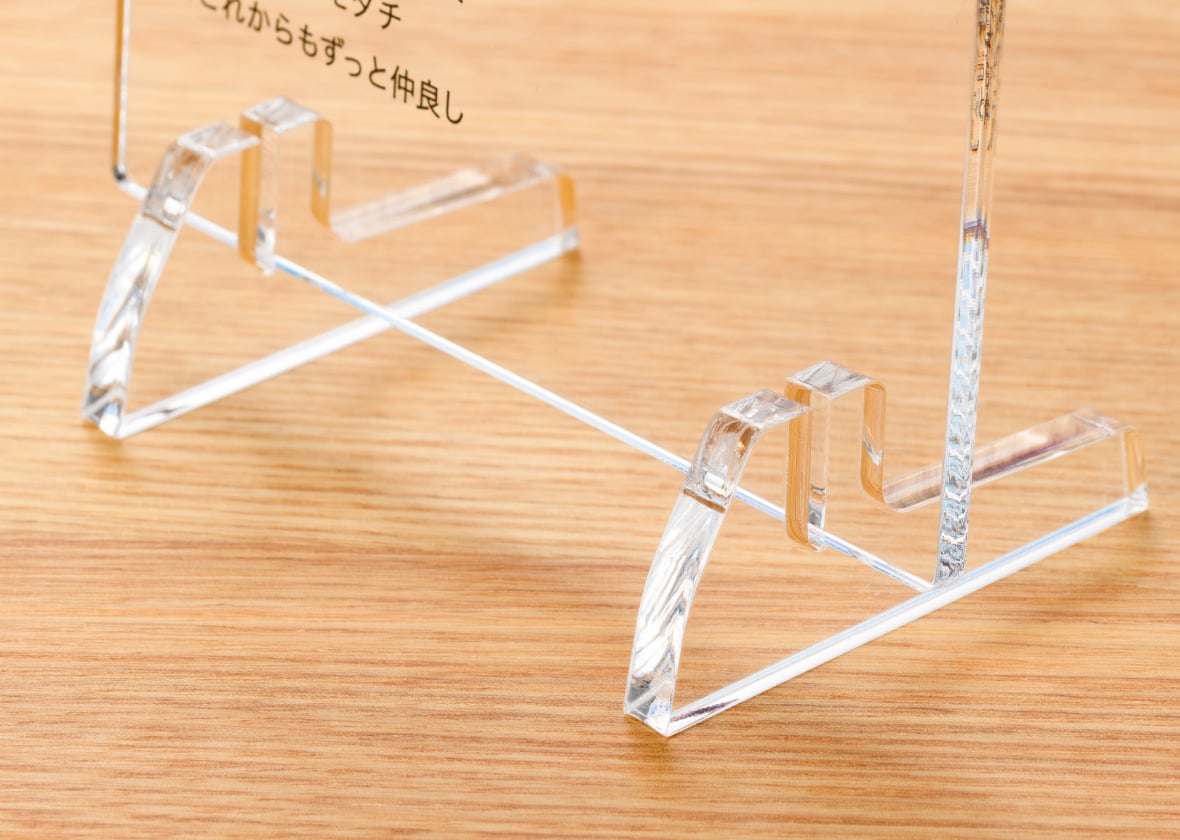 スタンド脚付き。自由な位置に取り付け可能です。