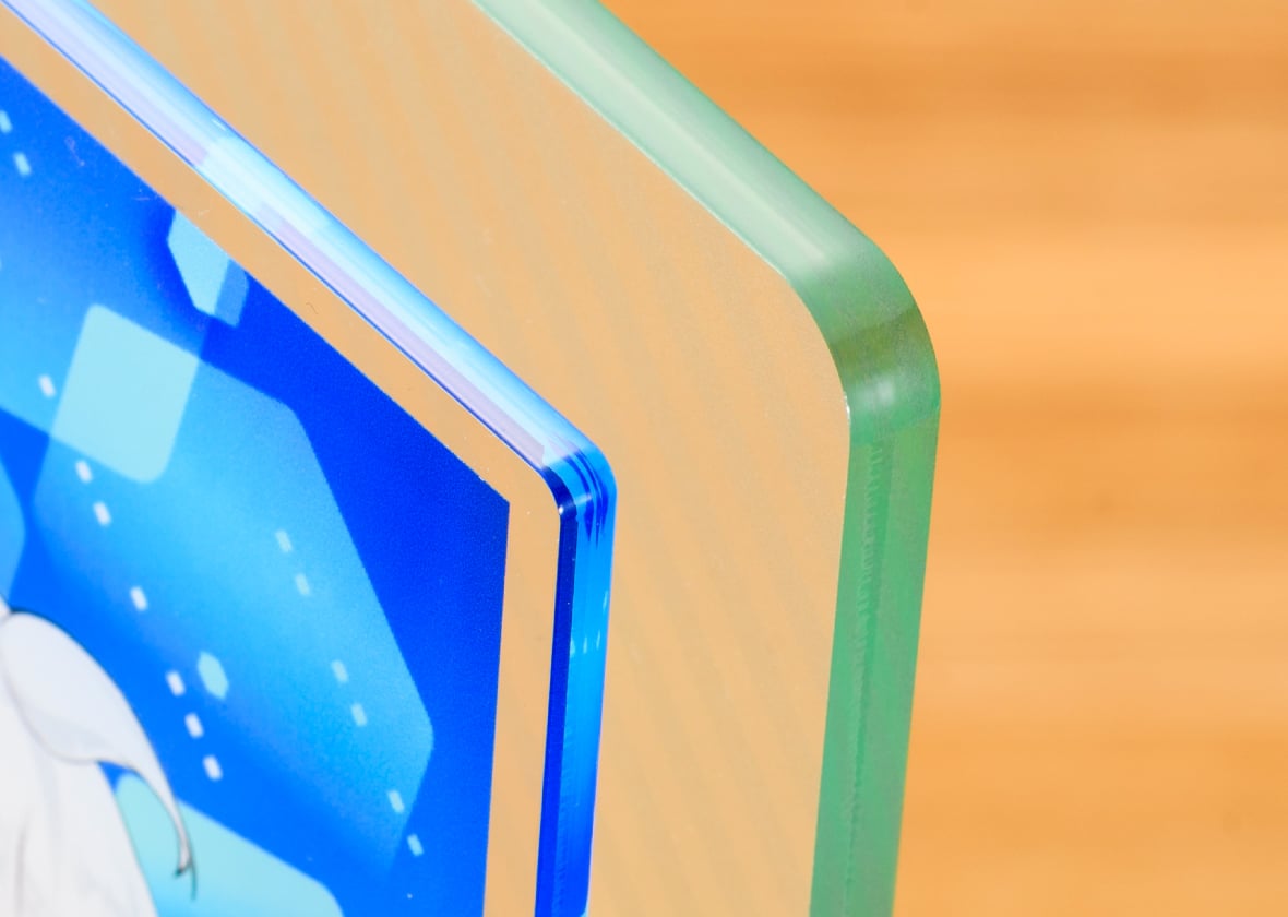 アクリルはサイズによって3mm厚と5mm厚の2種類を採用。