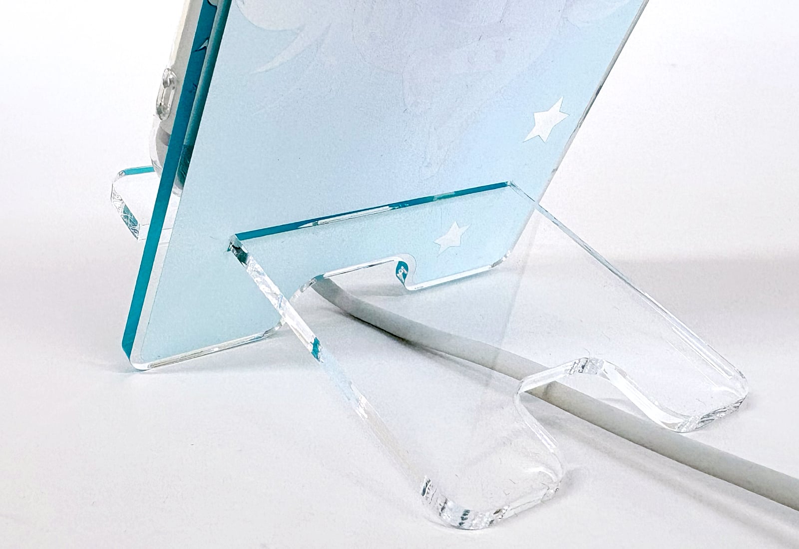 コードを通したまま使えるので、充電時にも便利です。