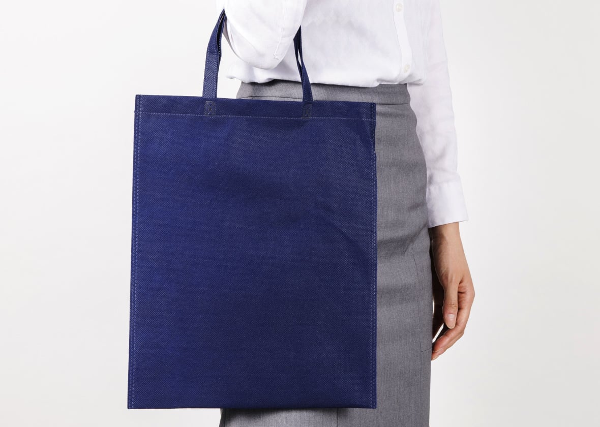 不織布バッグを持ったイメージ