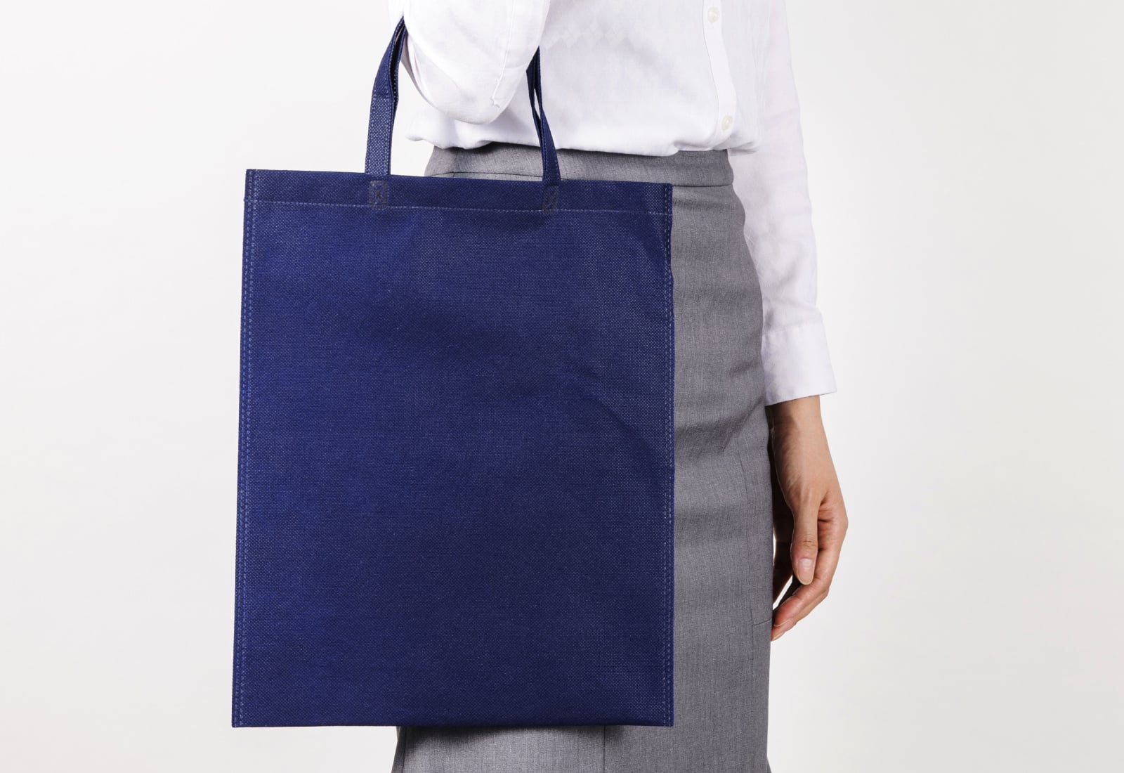 不織布バッグを持ったイメージ
