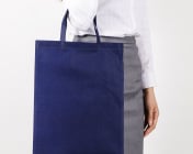 不織布バッグを持ったイメージ
