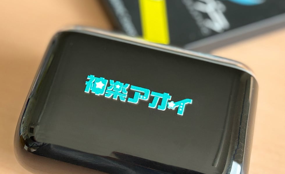 よく持ち歩く小物に、推しのキャラ名を貼ってワンポイントアクセント。