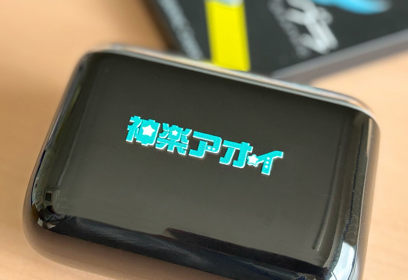 よく持ち歩く小物に、推しのキャラ名を貼ってワンポイントアクセント。