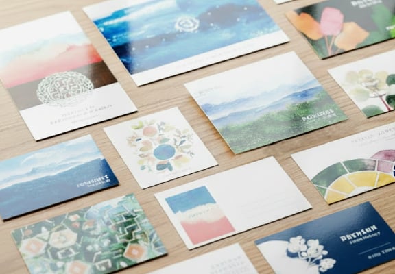 アートポスト紙は写真や鮮やかな色を用いた印刷物に向きます