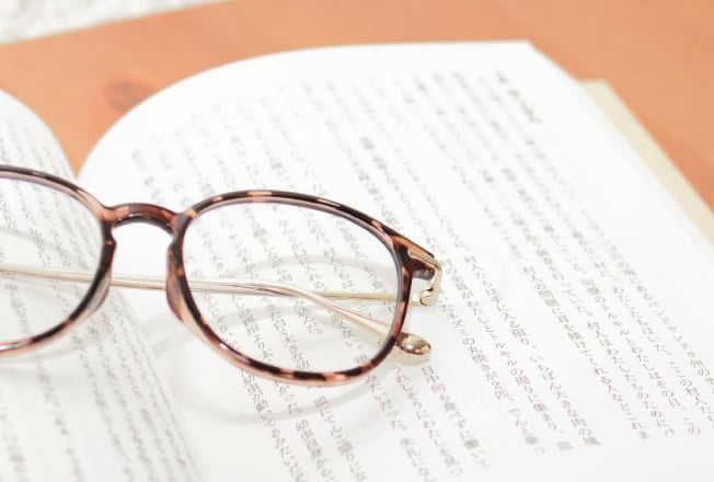 コート紙は光を強く反射するため、文字が読みづらい場合があります