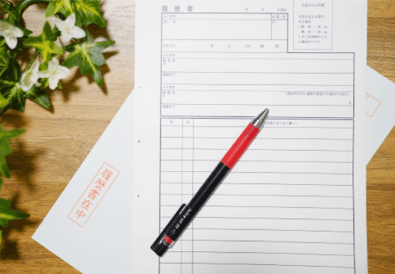 封筒と履歴書のイメージ