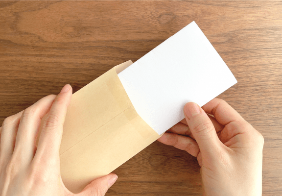長3号封筒にA4サイズの用紙を三つ折で入れるイメージ