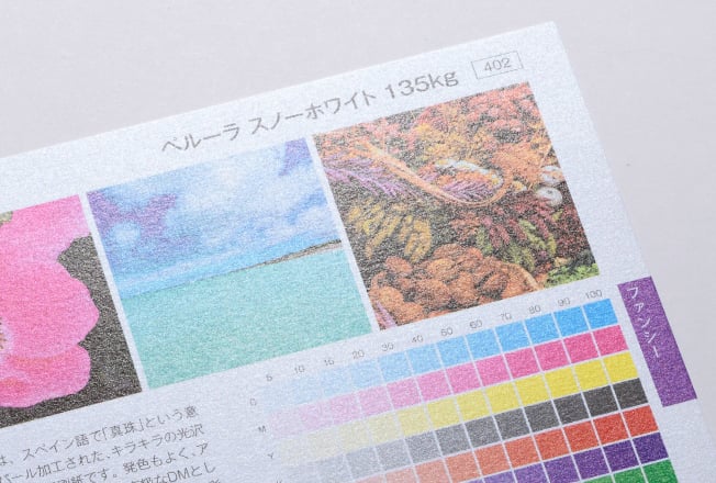 ペルーラは、紙表面のパール加工を施した、質感はさらさらとした手触りです。