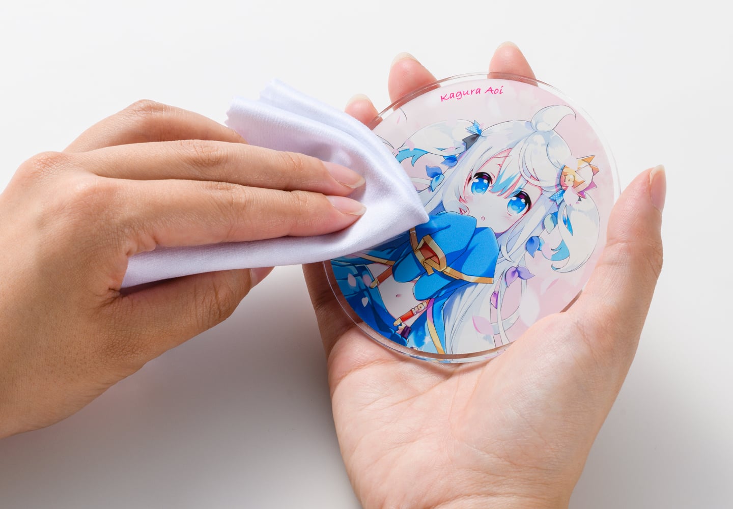 中性洗剤を柔らかい布に含ませて拭くイメージ