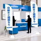 のぼり印刷 セイルのぼり小サイズの展示会での使用イメージ