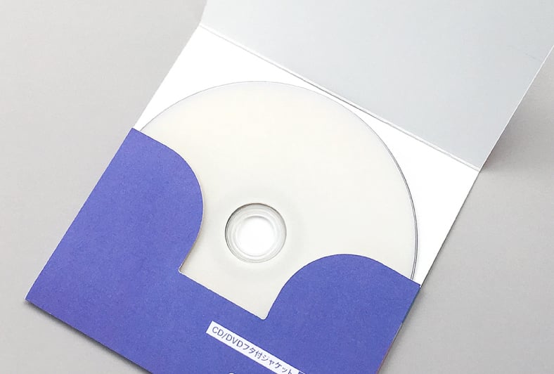 CD/DVDフタ付ジャケットにディスクを入れたイメージ