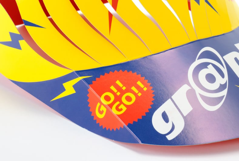 ツバの両サイドを折り込むことで、かぶった時のフィット感アップ。