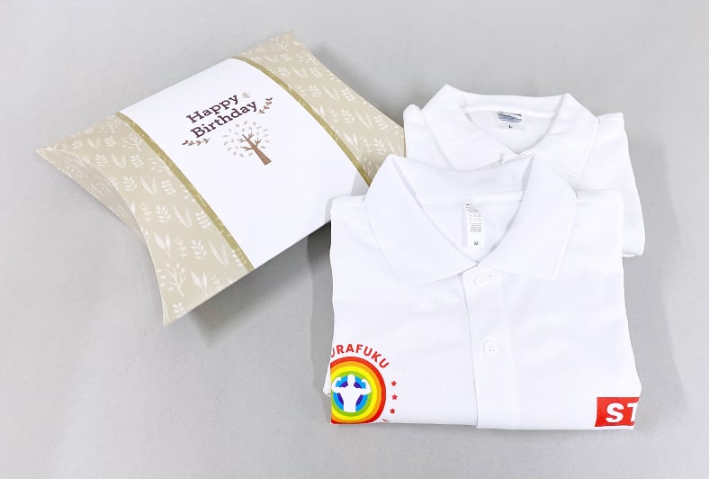 ファッションアイテム用パッケージC ポロシャツをギフト包装するイメージ