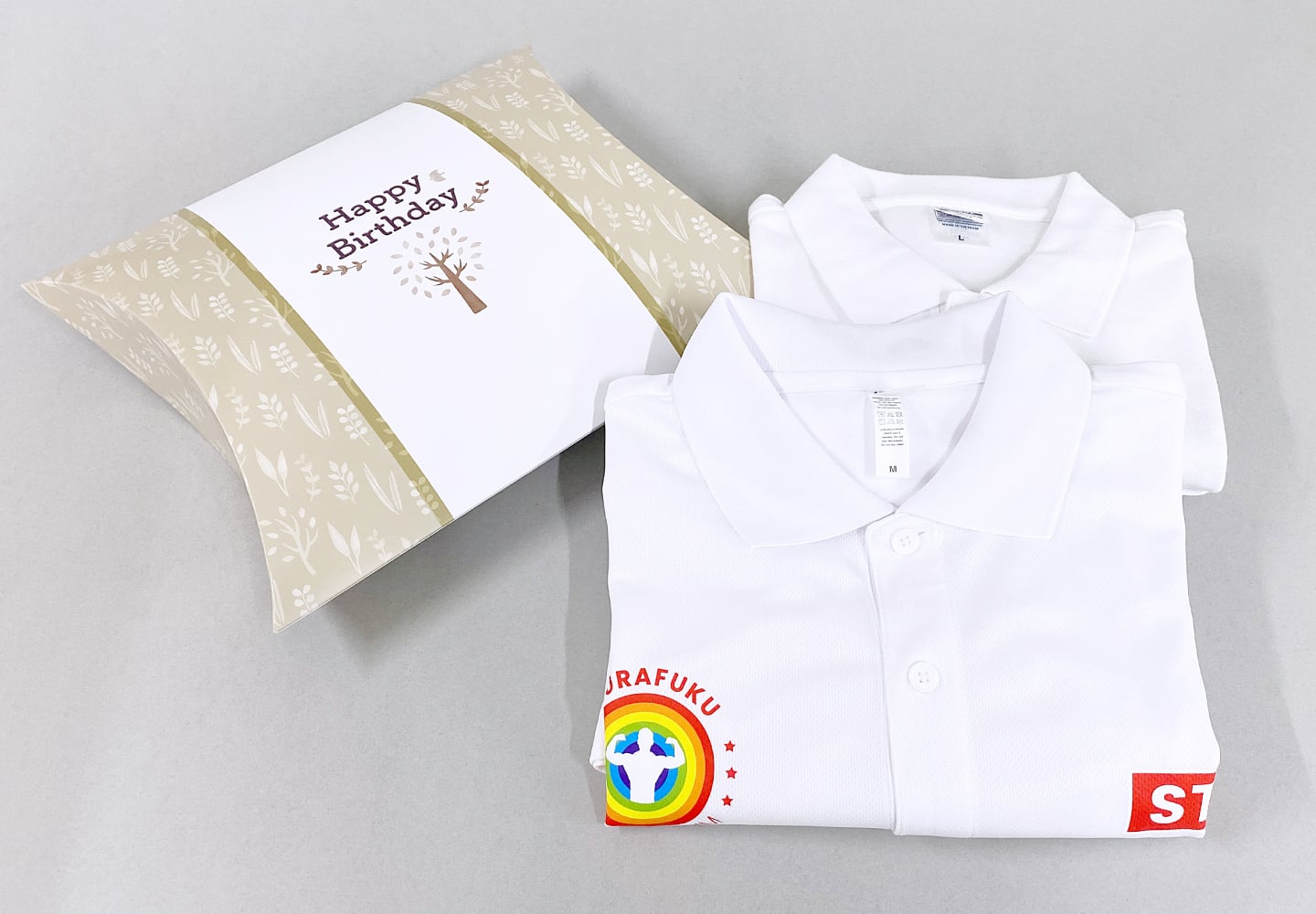 ファッションアイテム用パッケージC ポロシャツをギフト包装するイメージ