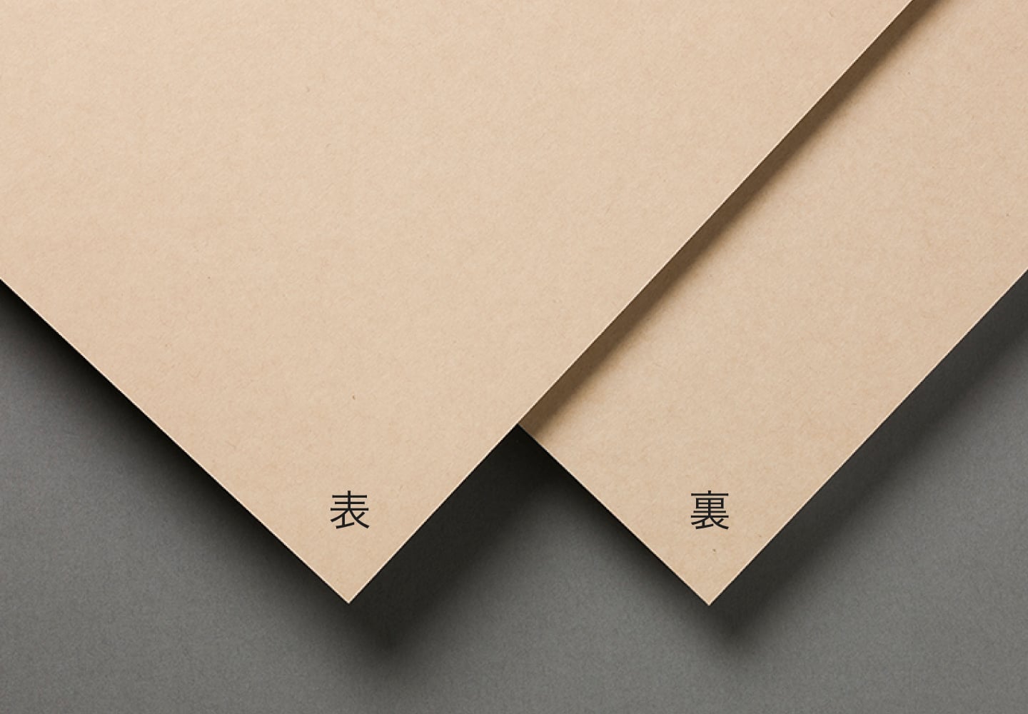 表面が鏡面になったシルバーの用紙。スペシャリティーズNo.314（鏡面）の拡大イメージ