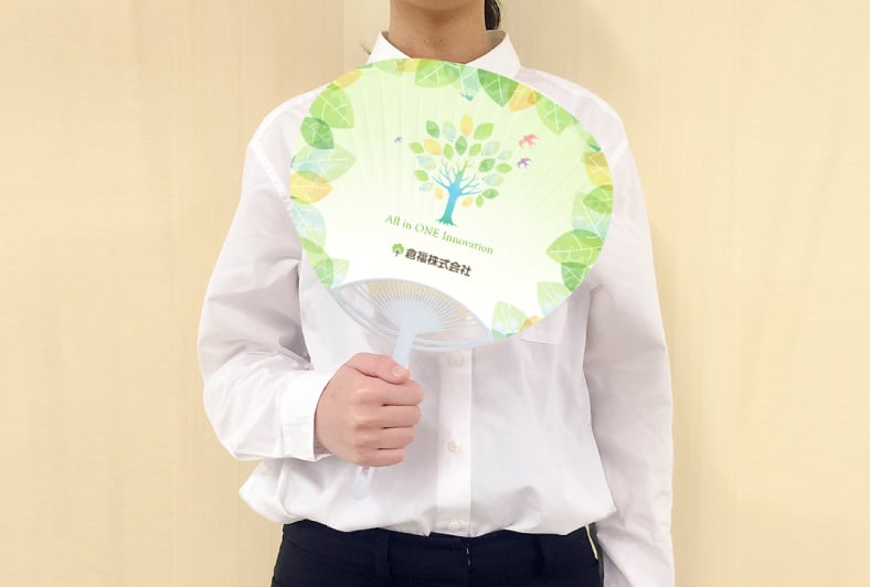 抗菌ポリうちわを手に持ったイメージ