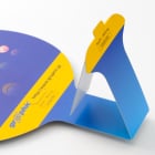 柄の部分を折り曲げて差し込むだけの簡単組み立て。扇ぎやすく壊れにくい設計になっています。