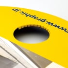 指通し穴にはやさしいひと工夫。直径約35ミリ。