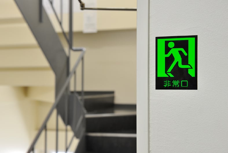 蛍光ステッカー 非常口の貼り付けイメージ