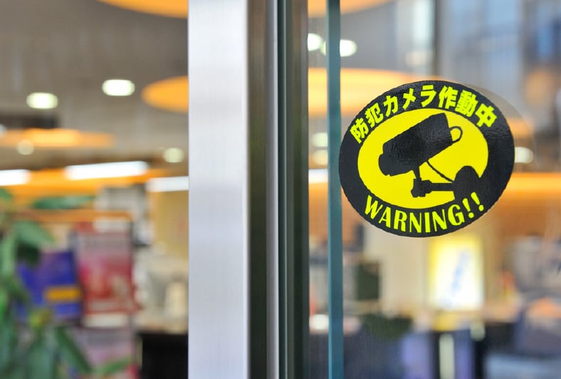 蛍光ステッカー 防犯カメラ作動中の貼り付けイメージ