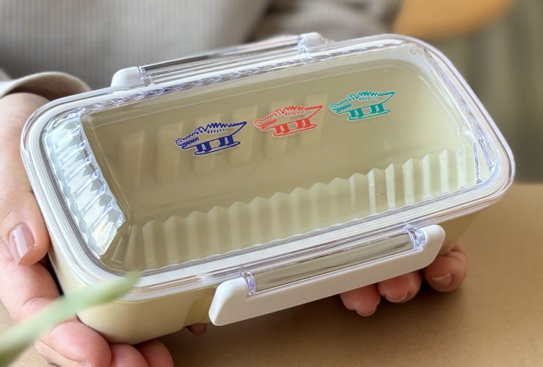 お弁当箱に転写シールを貼り付けたイメージ