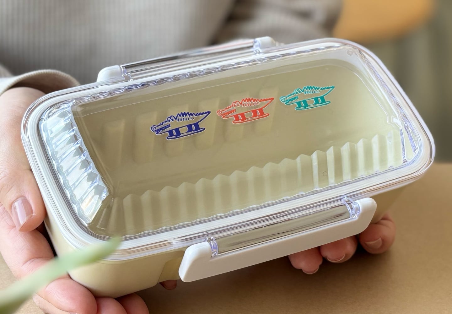お弁当箱に転写シールを貼り付けたイメージ
