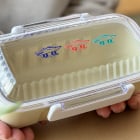 お弁当箱に転写シールを貼り付けたイメージ