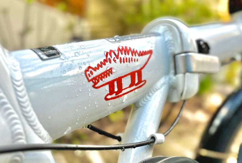 自転車に転写シールを貼り付けたイメージ