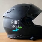 ヘルメットに転写シールを貼り付けたイメージ