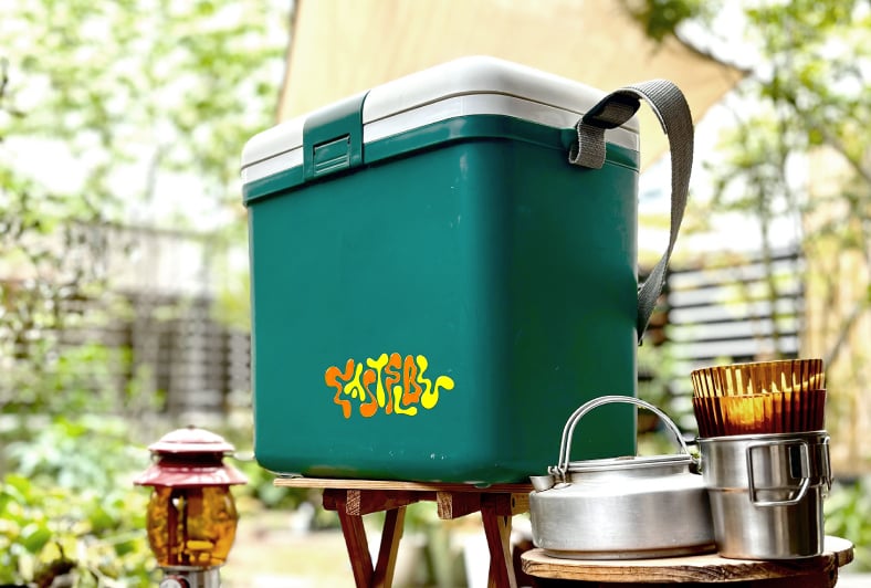 キャンプ用品に転写シールを貼り付けたイメージ