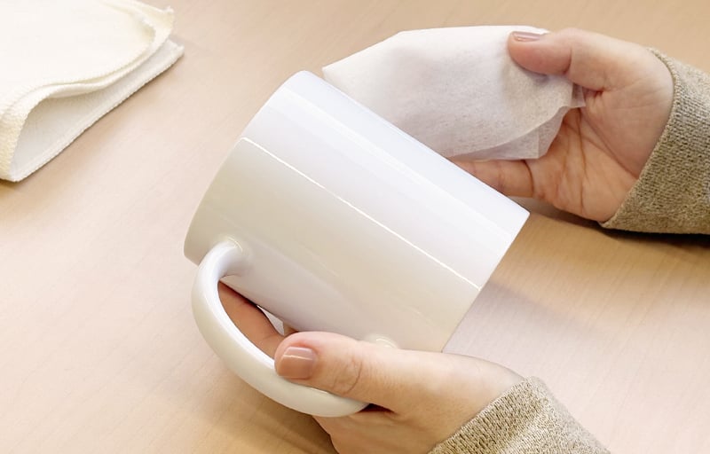 貼りたい面の汚れや油分を拭き取り、乾拭きをして乾かします。