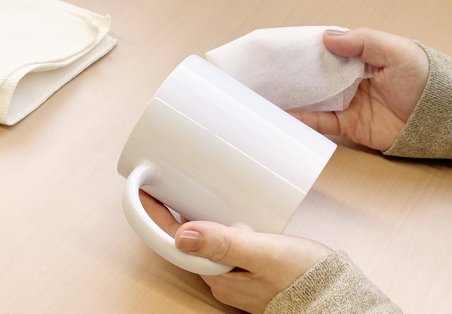 貼りたい面の汚れや油分を拭き取り、乾拭きをして乾かす 拡大イメージ
