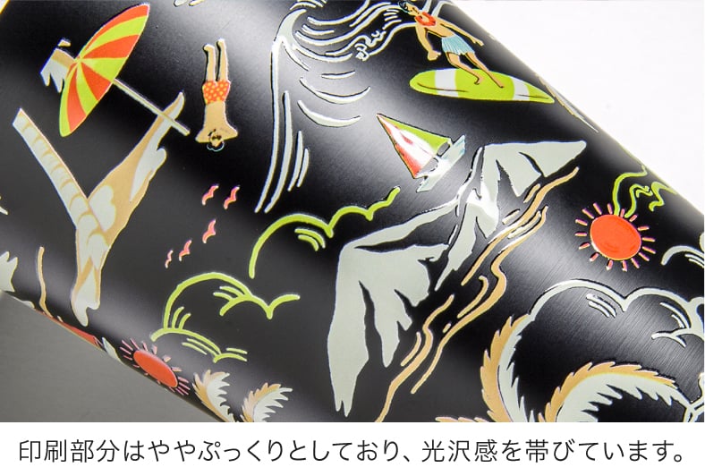 印刷面はややぷっくりとしており、光沢感を帯びています。