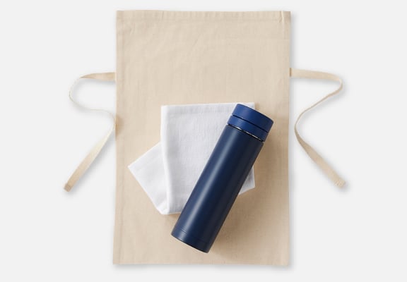 Mサイズのラッピング巾着 記念タオルとボトルを入れるイメージ